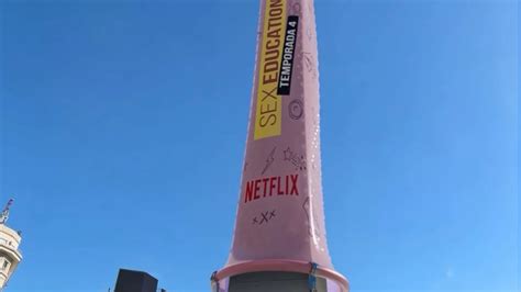 “colocan” preservativo gigante al obelisco de buenos aires para promocionar nueva temporada de