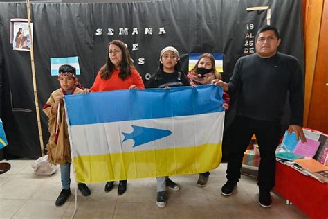 Entregaron La Bandera De Los Pueblos Originarios A La Biblioteca Nº 2