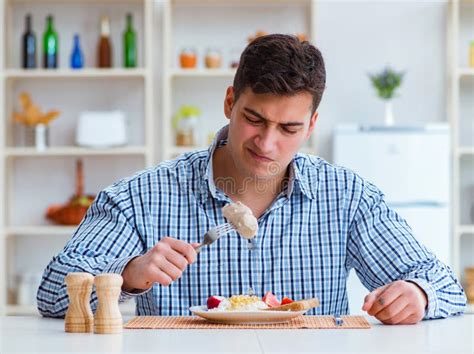 Hombre Comiendo Comida De Mal Gusto En Casa Para El Almuerzo Foto De
