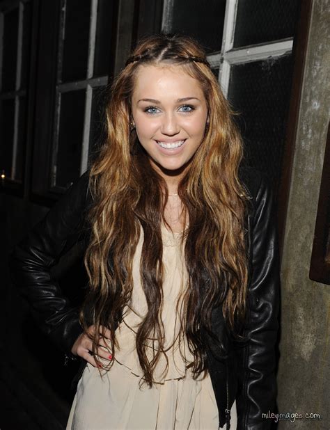 Pin By Emma Presley On Celebs Miley Cyrus Long Hair Miley Cyrus Hair