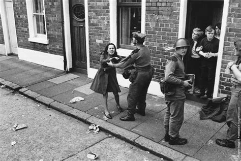 33 Vintage Photographs That Capture The Troubles In Northern Ireland During The 1970s ~ Vintage
