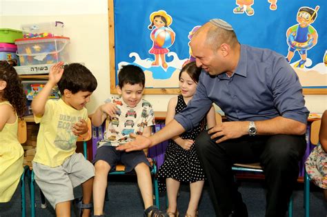 אנשי נפתלי בנט הזמינו את הגולשים להציע לו סיסמאות. רפורמת הסייעת השנייה- שר החינוך וראש העיר ירושלים בישרו על ...