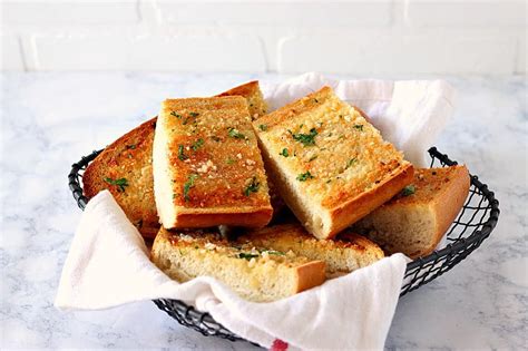 Easy Garlic Bread Recipe Crunchy Creamy Sweet