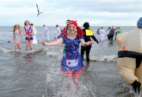 Seaburn Boxing Day Dip Sub Zero Dippers Brave The Cold For Charity Metro News
