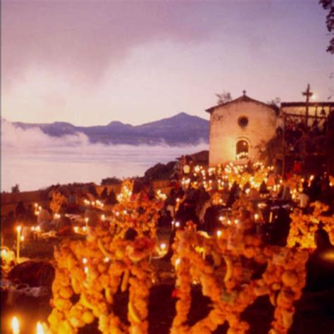 Lago De Patzcuaro El Panteon De Janitzio Lago De Patzcuaro México