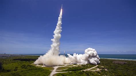 Wow This Video Of An Atlas V Rocket Launch Seen From An Airplane Is