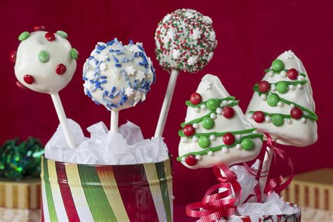 These christmas cake pops will easily be the star of all your holiday desserts (and they might become your favorite cake pop recipe, too!). Christmas Cake Pops | MrFood.com