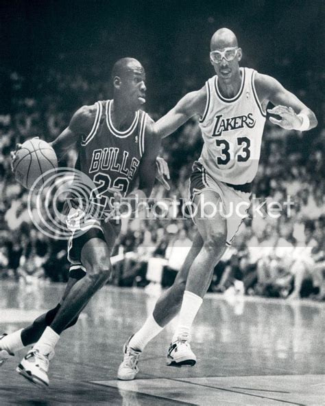 Michael Jordan Mj Vs Kareem Abdul Jabbar 8x10 Photo Lakers Bulls