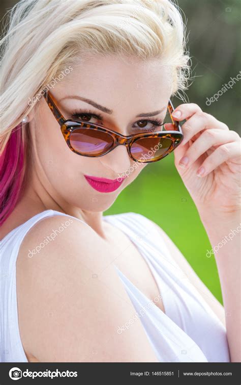 Blonde Woman Wearing Sunglasses Outside — Stock Photo © Dmbaker 146515851