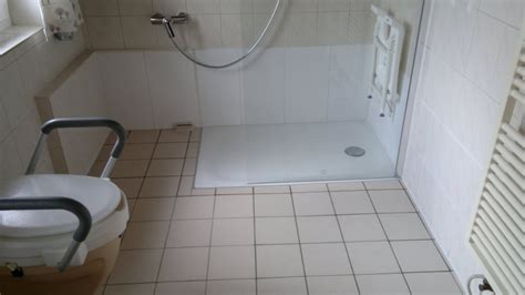 Die gesamte duschkabine ist seniorengerecht gestaltet. Ihr Badewannendoktor - Umbau Wanne auf Dusche
