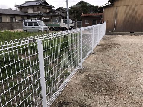 Aug 30, 2019 · メッシュフェンスと違いレベル穴が存在しないので各メーカーさんに根入れを確認するといいと思います. 和歌山市 メッシュフェンス工事 | 株式会社丸和商会