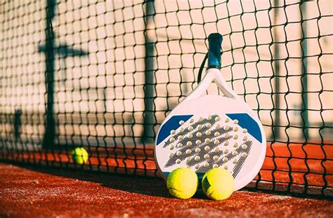 Bij padel moet de bal over het net op de speelhelft van de tegenstanders geslagen worden, zonder dat de bal eerst de wanden raakt. Paddle Tennis - Vestfold Golfhall