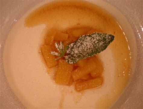 Eigentlich ist diese art von kuchen schon lange, aber wer weiß, gibt es noch einen freund, der es nicht machen kann. Vla von der Tonkabohne mit Ananas - Rezept - kochbar.de
