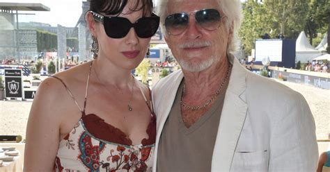 A 90 ans, cet artiste complet n'a rien d'un papi grincheux et mène une vie pleine de douceurs dans les bras de deux femmes. Hugues Aufray Et Sa Femme - Hugues Aufray Pourquoi Il Ne ...