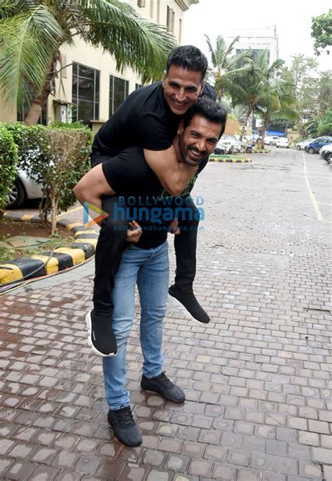 Photos Akshay Kumar John Abraham And Others Snapped Promoting Their Respective Films Mission