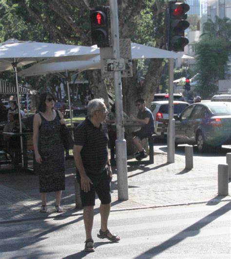 אותם אנשים שחיבקו לפני שנה את בני גנץ אחרי שהתכחש להבטחתו המפורשת לבוחר שלא ישב עם ביבי בממשלה, וראו בכך פטריותיות, רואים היום בהתכחשותו של בנט. אמנון לוי לא עוצר באדום... וכמעט נדרס! | TMI