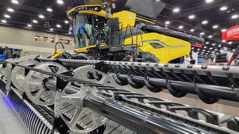 New Hollands Cr11 Combine Gets Us Debut At Farm Show Agdaily