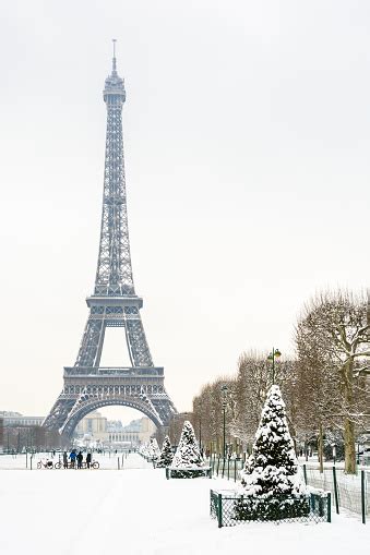 La Torre Eiffel Por Un Día De Nieve En París Visto Desde El Campo De