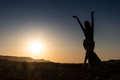 Wanita Menari Untuk Tarian Perut Arab Yang Terkenal Dengan Matahari Terbenam Di Dataran Gurun