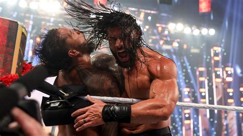 Roman Reigns brutaliza Jey Uso e mantém o WWE Universal Championship