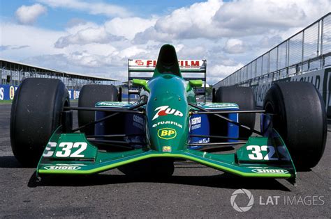 This sexy, agile beast puts the super in supercar one spec at a time. 美しきF1マシン：「シューマッハー最初のF1。シェイプもカラーリングも美しい」ジョーダン191