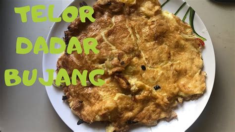 4 btr telur ayam, 2 sdm tepung beras, sedikit air, 3 btg daun bawang iris tipis, 2 btg seledri iris tipis, 3 buah irisan cabe merah keriting (opsi), 4 siung bawang merah tumbuk kasar, 2 siung bawang putih dihaluskan, 1/2 sdt garam, 1 sdt boncabe / cabe giling, 1/2 sdt kaldu bubuk. CARA MASAK TELUR DADAR BUJANG | TELUR DADAR MUDAH - YouTube