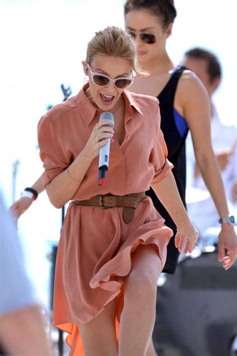 Kylie Minogue Upskirt Involontario Sul Palco Durante Il Live A Cannes