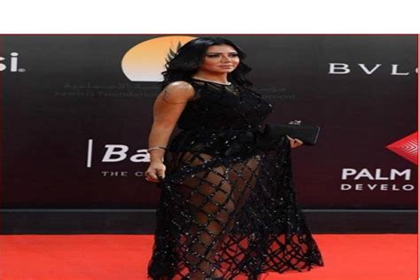انطلقت منذ قليل فعاليات الدورة الثالثة لـ مهرجان الجونة السينمائي2019 ، بمشاركة نجوم وظهرت الفنانة رانيا يوسف بإطلالة جريئة للغاية، وارتدت فستانا مفتوحا من الأعلى. بعد أزمة الفستان الفاضح رانيا يوسف تثير الضجة من جديد.. شاهد