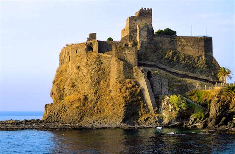 Best places to see in Catania: the castle of Aci Castello