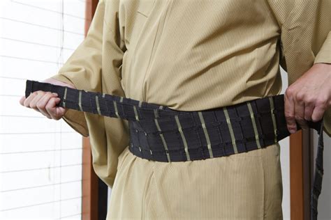 How to wear a yukata yourself. メンズ浴衣の着方｜角帯の結び方の説明（貝の口） | 男着物の話