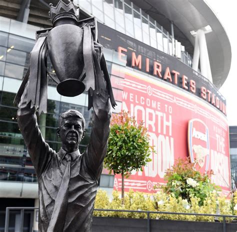 arsenal unveils legendary manager arsene wenger statue at emirates stadium photos report minds