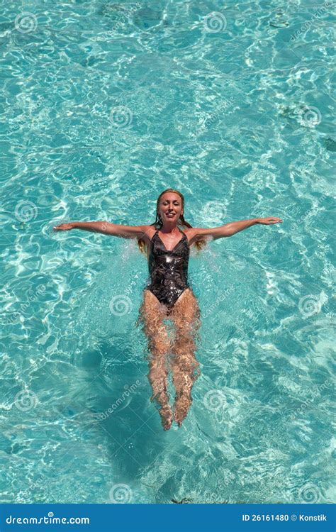 A Mulher Nova Sorri Nadando No Oceano Maldives Foto De Stock Imagem De Transparente