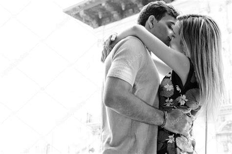 Couple S Embrassant Avec Passion Image Libre De Droit Par Mjth