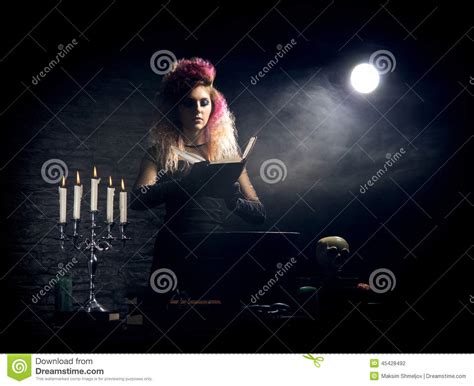 Junge Hexe Die Hexerei Auf Einem Halloween Hintergrund Macht Stockfoto Bild Von Leuchte