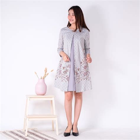 Contoh gambar model baju kerja wanita. Tampil Modis dengan Model baju Batik Wanita Lengan Panjang ...