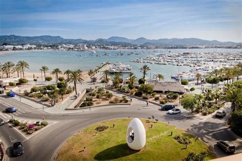 La mejor manera para moverte por la isla, a parte del coche es con el autobus. Ibiza Holiday Secrets: San Antonio Starts The Clean-Up.