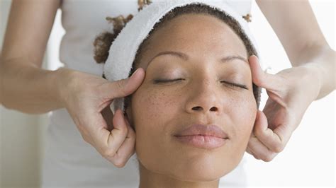 I Tried A Lymphatic Facial Here S How It Went Essence Beautifaire