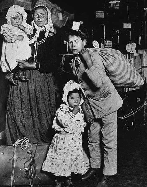 44 Powerful Photos Of Ellis Island Immigrants Who Risked It All To Come