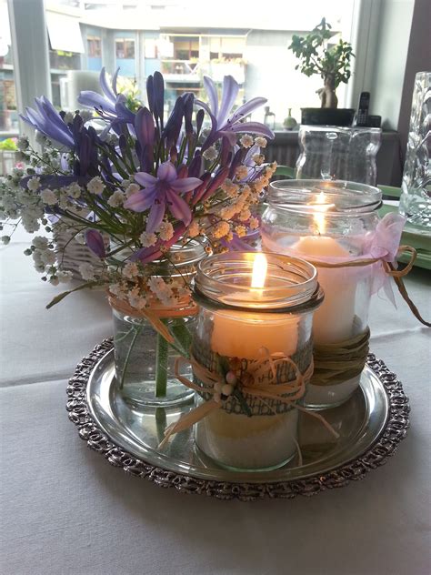 Vediamo come utilizzare le candele colorate per ottenere un centrotavola matrimoniale da sogno. Centrotavola con candele barattolo e fiori freschi | Table ...