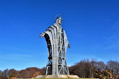 10 Incredible Christ Statues Around The World