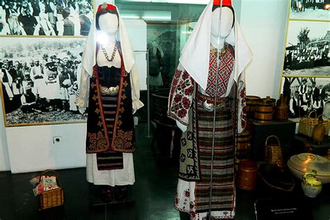 セルビアの民族舞踊を地域分類すれば、①vojvodina ②western serbia ③central serbia(sumadija) ④north eastern serbia ⑤south eastern serbia となるが、踊りの地域特性の他に、それぞれに音楽、民族衣装、靴(opanci)等に 民族衣装をズラ～っと展示!セルビア民族衣装博物館 | Serbian ...