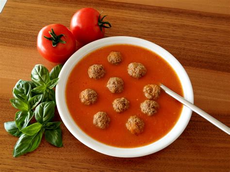 Tomatensoep met pittige gehaktballetjes
