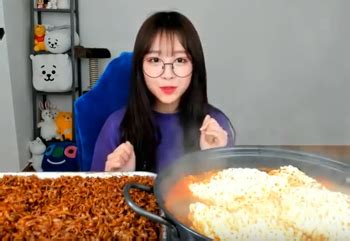 쯔양은 아프리카tv에서 먹방을 전문으로 하는 인터넷 방송인으로 엄청난 대식가로 잘 알려져있다. 인포션 :: 쯔양 몸매 담배 실물 본명 대학교 나이 맥심