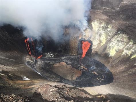 Hawaii S Kilauea Volcano Eruption Creates Foot Deep Lava Lake Ncpr News