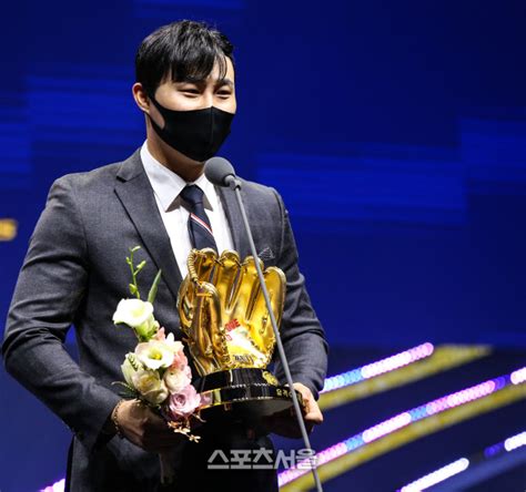 '나 역대 top3 유격수야~' 김하성, 이것이 샌디에이고 swag! 스포츠서울 - 김하성, 샌디에이고와 4+1년 최대 3900만 달러에 계약 ...