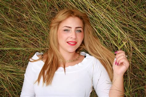 jeune fille blonde aux yeux bleus modèle photos gratuites fotomeliafotomelia