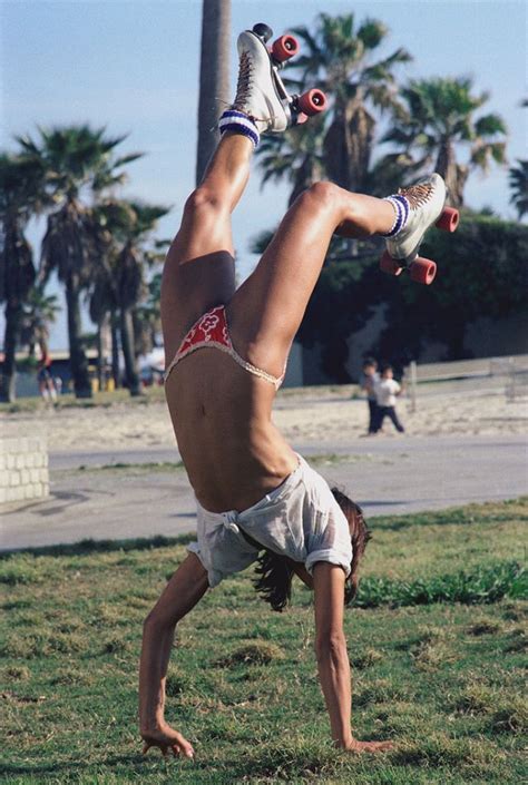 41 Amazing Photos That Capture Rollerskates At Venice Beach Los