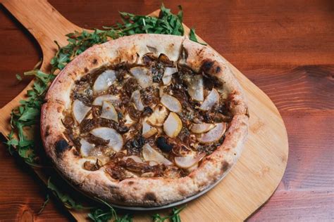 Pizza Cu Ceapa Caramelizata Pere Gorgonzola Pizza Rex Cluj Napoca