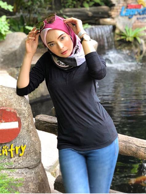 Film semi mertua tergoda sama mantu cantik. Pin di Jilbab cantik