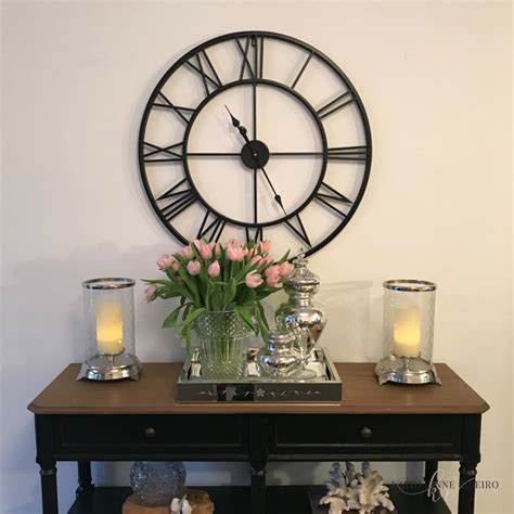 Las tendencias cambian, anteriormente los aparadores se decoraban con multitud de marcos con fotografías de viajes, eventos o recuerdos aunque explicado así puede parecer complicado, hoy quiero enseñarte cómo hacer composiciones decorativas para un aparador, verás cómo con estos. COMO DECORAR O APARADOR | Blog Katherinne Ribeiro